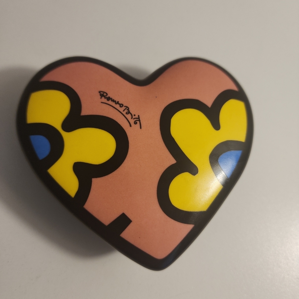 Romero Britto Collectible Heart Ceramic Paperweight Flower Design.